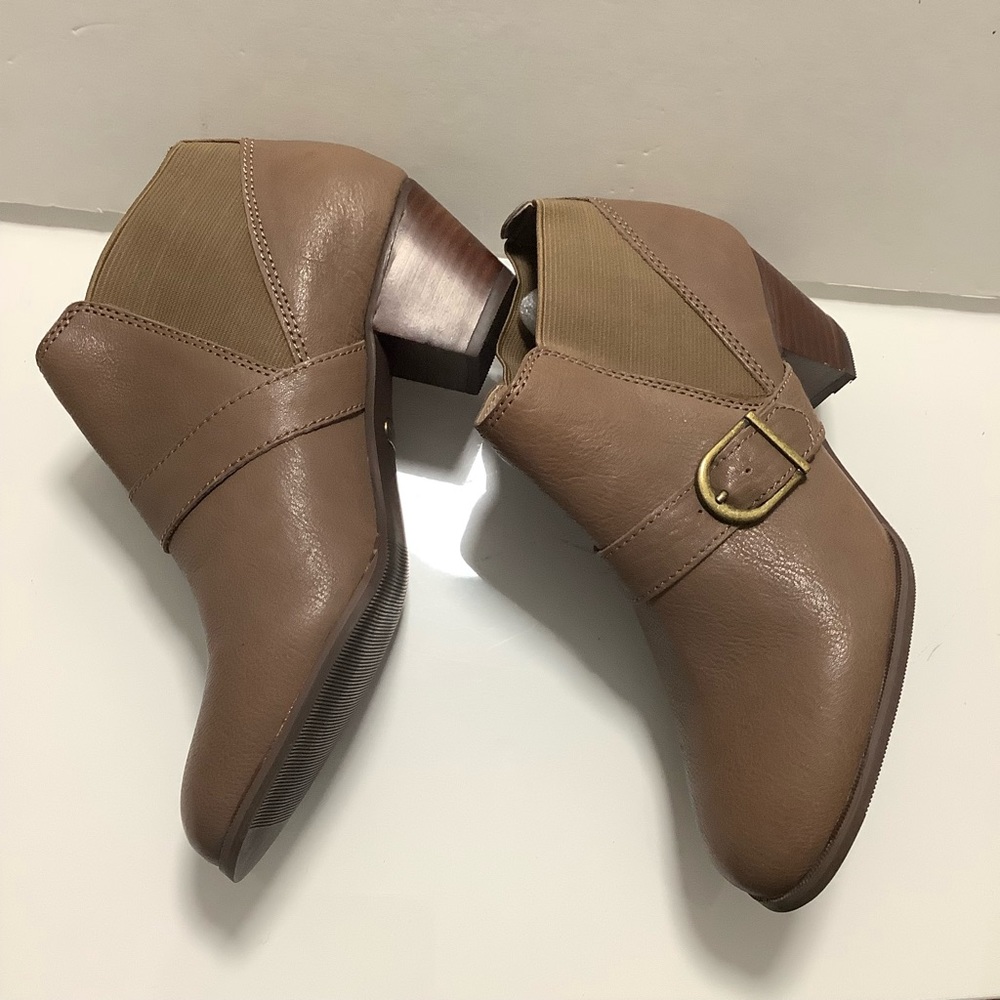 G.H.Bass & Co Shoes Women’s tan slip on ankle boots  Size 6 NWTOT